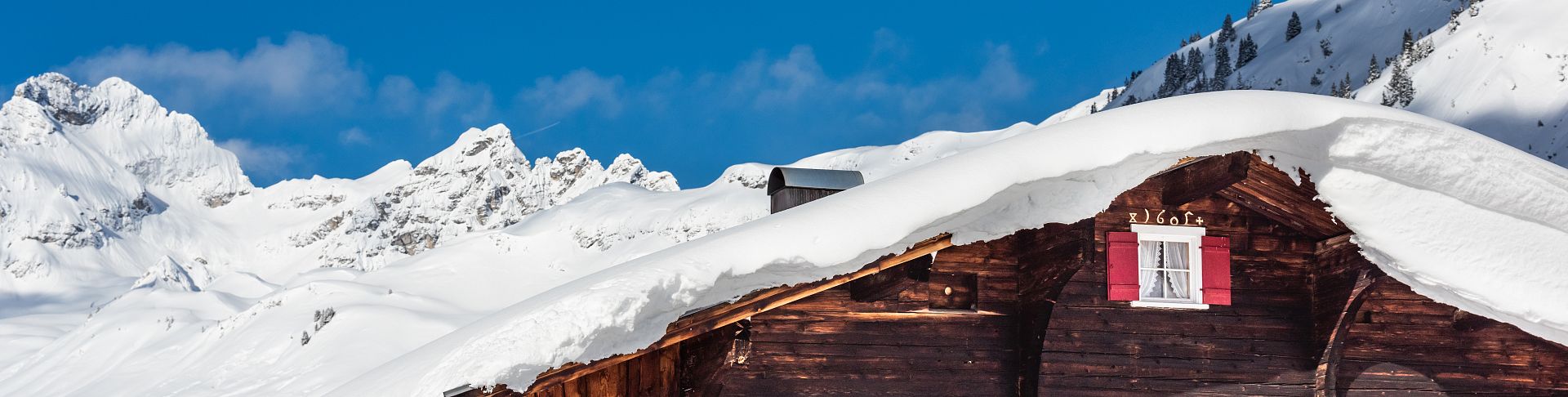 Tief verschneite Winterlandschaft