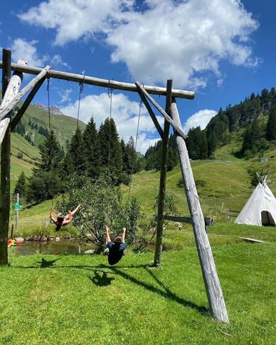 Die Kids lieben die Riesenschaukel