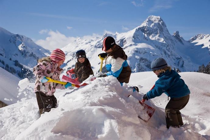 Kinder spielen im Schnee