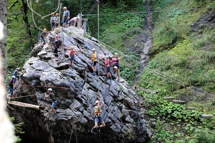 Abenteuerpark großer Stein