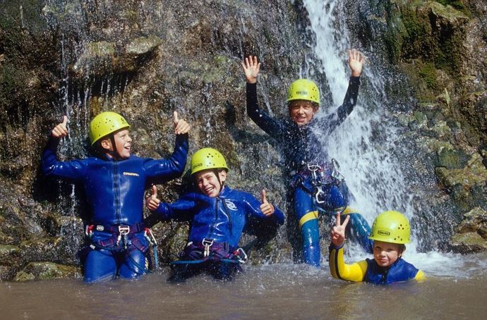 Kindercanyoning in direkter Nachbarschaft