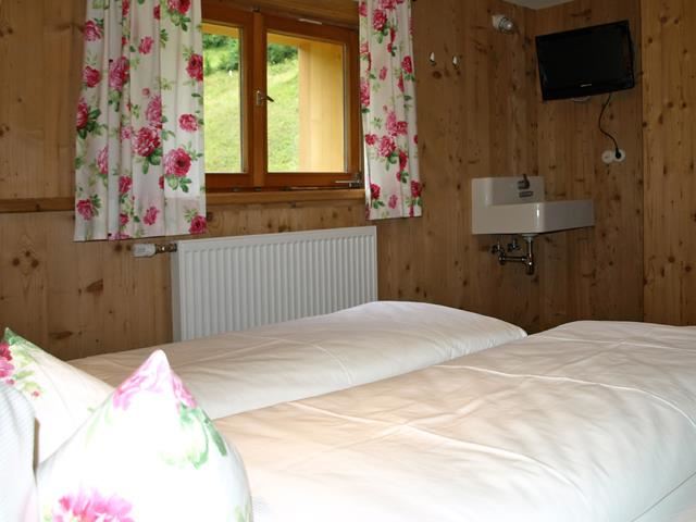 Zimmer Rose mit Doppelbett, Waschbecken