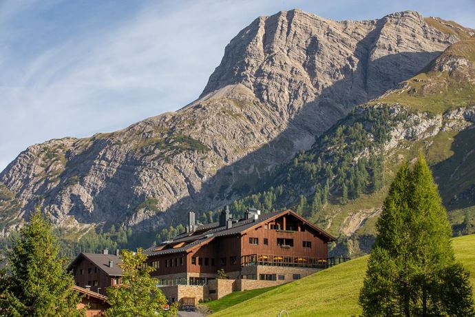 AlpenParks Arlberg Außenansicht Sommer