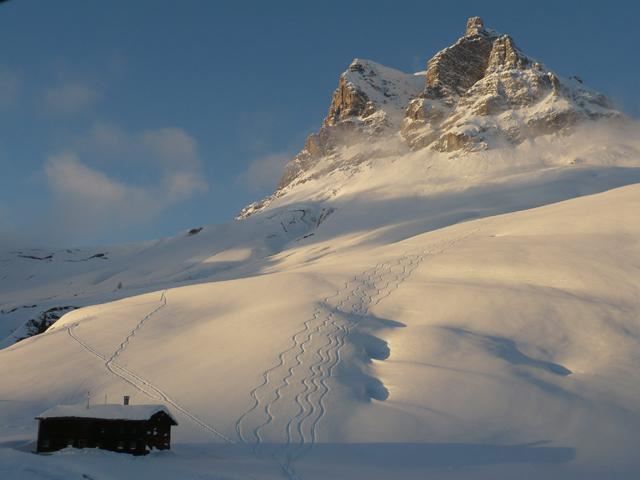 Skitouren starten vor dem Hotel Adler in Warth