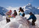 Kinder spielen im Schnee