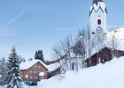 Pfarrhof mit Kirche