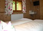 Zimmer Rose mit Doppelbett, Waschbecken